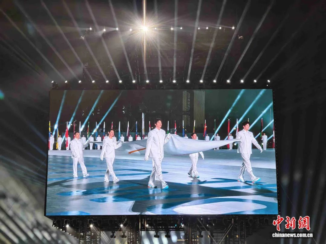 响起, 天府之檐, 中新社记者