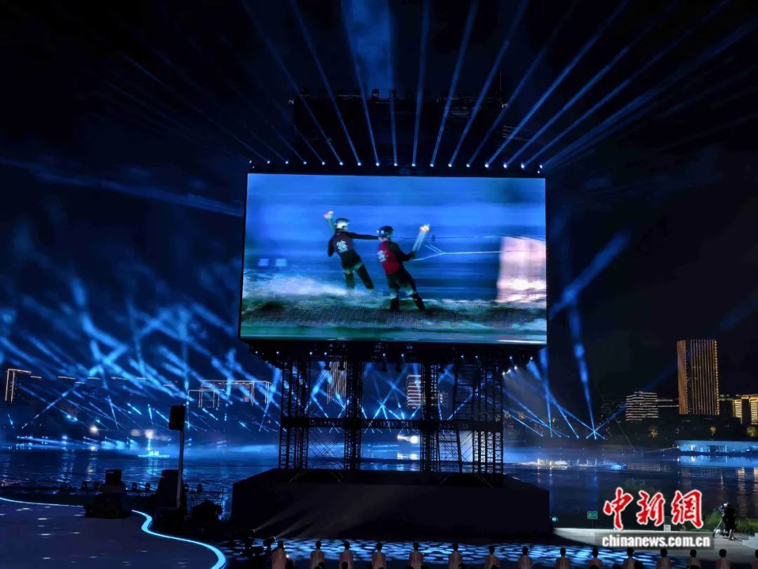 最高水平的, 演唱歌曲