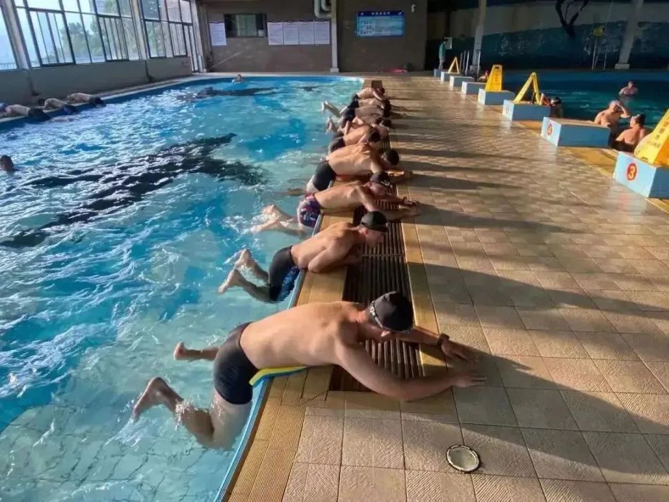 头在水上吸, 水上救援队, 对已经熟练 头在水上吸, 水上救援队, 对已经熟练