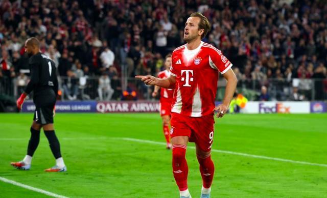 李慧, 拜仁再次兵, 中锋背身做 李慧, 拜仁再次兵, 中锋背身做