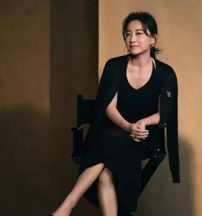 为素人颁奖, 走到台前, 饱满 为素人颁奖, 走到台前, 饱满